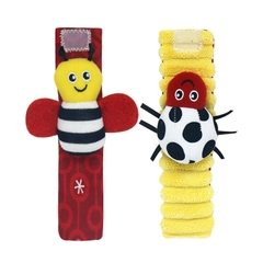 Meia e pulseira de pelúcia com chocalho