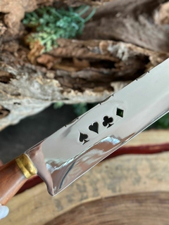 Faca em Aço Inox 10 polegadas com Vazado de Naipes de Cartas e Cabo Híbrido Resinado com Dados dentro - comprar online