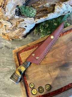 FACA EM AÇO CARBONO 8 POLEGADAS TEMPERADA COM ALTA RESISTÊNCIA DE FIO CABO HIBRIDO DE MADEIRA NOBRE E RESINA MESCLADA CINTILANTE - comprar online
