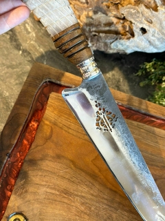 FACA EM AÇO CARBONO 8 POLEGADAS FORJADA E TEMPERATURA COM ALTA RESISTENCIA DE FIO CABO HIBRIDO DE MADEIRA NOBRE E RESINA BRANCA CINTILANTE COM VAZADO DA NOSSA SENHORA NA LAMINA - comprar online