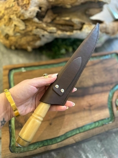 FACA PARA CHURRASCO EM AÇO CARBONO 1070 COM CABO DE OSSO NATURAL COM VAZADO NA LÂMINA DE CAÇADOR na internet