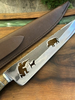 FACA PARA CHURRASCO EM AÇO CARBONO 1070 COM CABO DE OSSO NATURAL COM VAZADO NA LÂMINA DE CAÇADOR - comprar online