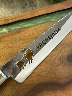 FACAS PARA CHURRASCO EM AÇO CARBONO 1070 COM 8 POLEGADAS DE LÂMINA COM VAZADO DE VAQUEJADA - comprar online