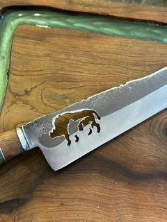 FACA PARA CHURRASCO EM AÇO CARBONO 1070 COM LÂMINA DE 8 POLEGADA COM VAZADO DE JAVALI COM CAÇADOR - comprar online