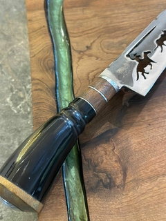 FACA PARA CHURRASCO EM AÇO CARBONO 1070 COM 8 POLEGADAS DE LÂMINA COM VAZADO DE TIRO DE LAÇO na internet