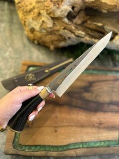 FACA PARA CHURRASCO EM AÇO CARBONO 1070 COM 8 POLEGADAS DE LÂMINA COM VAZADO DE ARMA