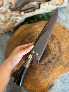 FACA PARA CHURRASCO EM AÇO INOX 8 A 9 POLEGADAS DE LÂMINA COM CABO EM MADEIRA NOBRE E CHIFRE NATURAL PRETO - Facas Gaúchas RS