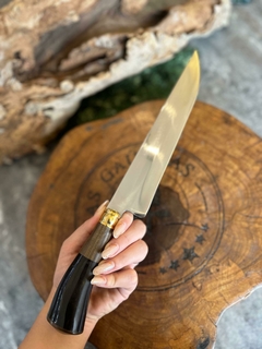FACA PARA CHURRASCO EM AÇO INOX 8 A 9 POLEGADAS DE LÂMINA COM CABO EM MADEIRA NOBRE E CHIFRE NATURAL PRETO