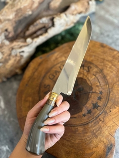 FACA PARA CHURRASCO EM AÇO INOX DE 8 A 9 POLEGADAS DE LÂMINA COM CABO EM CHIFRE NATURAL CLARO