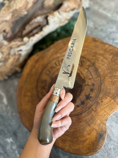 FACA PARA CHURRASCO EM AÇO INOX DE 8 A 9 POLEGADAS DE LÂMINA COM CABO DE CHIFRE NATURAL CLARO COM VAZADO DE PESCARIA NA LÂMINA na internet