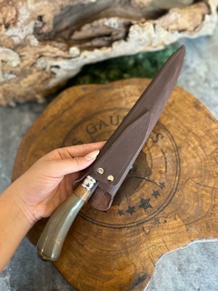 FACA PARA CHURRASCO EM AÇO INOX DE 8 A 9 POLEGADAS DE LÂMINA COM CABO DE CHIFRE NATURAL CLARO COM VAZADO DE PESCARIA NA LÂMINA - Facas Gaúchas RS