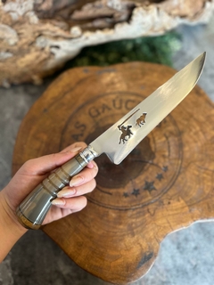 FACA PARA CHURRASCO EM AÇO INOX DE 7 A 8 POLEGADAS DE LÂMINA COM CABO DE CHIFRE NATURAL CLARO COM LÂMINA VAZADA DE TIRO DE LAÇO - comprar online