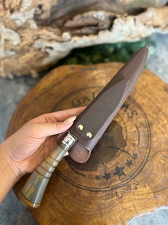 FACA PARA CHURRASCO EM AÇO INOX DE 7 A 8 POLEGADAS DE LÂMINA COM CABO DE CHIFRE NATURAL CLARO COM LÂMINA VAZADA DE TIRO DE LAÇO - Facas Gaúchas RS
