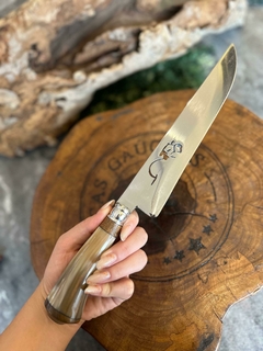 FACA PARA CHURRASCO EM AÇO INOX DE 7 A 8 POLEGADAS DE LÂMINA COM CABO DE CHIFRE NATURAL MESCLADO COM VAZADO DE GADO NA LÂMINA - comprar online