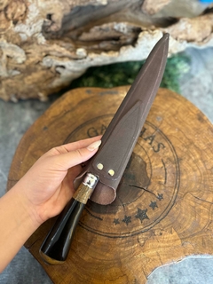 FACA PARA CHURRASCO EM AÇO INOX 7 A 8 POLEGADAS DE LÂMINA COM CABO EM CHIFRE NATURAL PRETO COM LÂMINA VAZADA DE ARMA - Facas Gaúchas RS