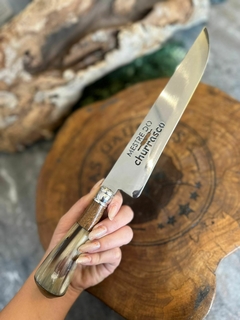 FACA PARA CHURRASCO EM AÇO INOX 7 A 8 POLEGADAS DE LÂMINA COM CABO EM CHIFRE NATURAL MESCLADO COM VAZADO DE METRE DO CHURRASCO NA LÂMINA - comprar online