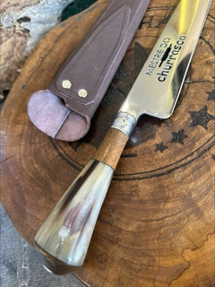 FACA PARA CHURRASCO EM AÇO INOX 7 A 8 POLEGADAS DE LÂMINA COM CABO EM CHIFRE NATURAL MESCLADO COM VAZADO DE METRE DO CHURRASCO NA LÂMINA na internet