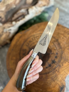 FACA PARA CHURRASCO EM AÇO INOX 7 A 8 POLEGADAS DE LÂMINA COM VAZADO DA NOSSA SENHORA E CABO DE CHIFRE NATURAL MESCLADO - comprar online
