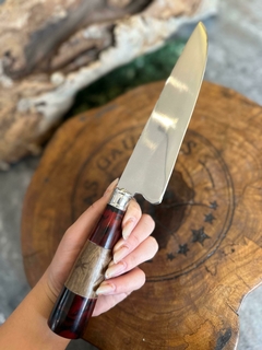 FACA PARA CHURRASCO EM AÇO INOX DE 7 A 8 POLEGADAS DE LÂMINA COM CABO DE RESINA COM TONS VERMELHO E PRETO COM MADEIRA - comprar online