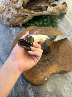 FACA PARA CHURRASCO EM AÇO INO DE 10 POLEGADAS DE LÂMINA LISA COM CABO EM OSSO NATURAL E MADEIRA COM FORMATO DE PATA DE CAVALO - Facas Gaúchas RS