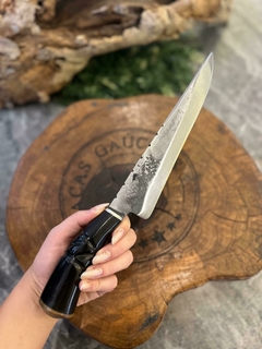 FACA PARA CHURRASCO EM AÇO CARBONO 1070 DE 8 A 9 POLEGADAS DE LÂMINA LISA COM CABO EM CHIFRE NATURAL PRETO