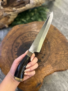 FACA PARA CHURRASCO EM AÇO CARBONO 1070 DE 8 A 9 POLEGADAS DE LÂMINA LISA COM CABO DE CHIFRE NATURAL PRETO - comprar online