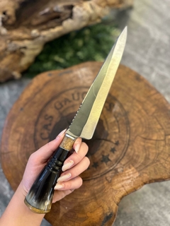 FACA PARA CHURRASCO EM AÇO CARBONO 1070 DE 8 A 9 POLEGADAS DE LÂMINA LISA COM CABO DE CHIFRE NATURAL PRETO - comprar online