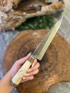FACA PARA CHURRASCO EM AÇO CARBONO 1070 DE 8 A 9 POLEGADAS DE LÂMINA COM CABO EM OSSO NATURAL - comprar online