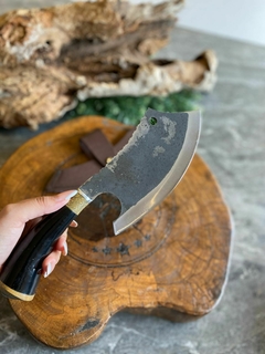 CUTELO PARA CHURRASCO EM DISCO DE ARADO 8 POLEGADAS DE LAMINA COM CABO EM CHIFRE BOVINO NATURAL