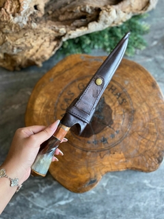 FACAS PARA CHURRASCO EM AÇO CARBONO 1070 DE 8 A 9 POLEGADAS DE LÂMINA VAZADA COM CABO EEM CHIFRE NATURAL CLARO - comprar online