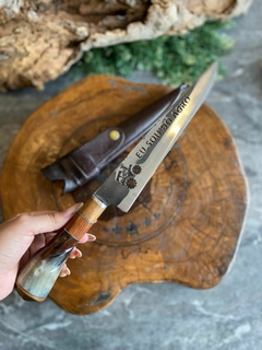 FACAS PARA CHURRASCO EM AÇO CARBONO 1070 DE 8 A 9 POLEGADAS DE LÂMINA VAZADA COM CABO EEM CHIFRE NATURAL CLARO - Facas Gaúchas RS