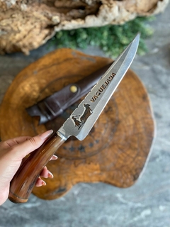 ACAS PARA CHURRASCO EM AÇO CARBONO 1070 DE 8 A 9 POLEGADAS DE LÂMINA VAZADA COM CABO EM CHIFRE NATURAL CLARO - comprar online
