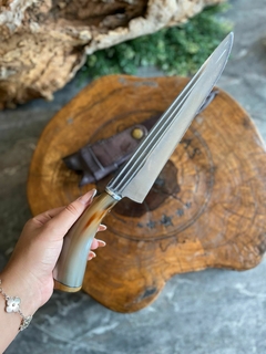 FACAS PARA CHURRASCO EM DISCO DE ARADO DE 8 A 9 POLEGADAS DE LÂMINA VAZADA COM CABO EEM CHIFRE NATURAL CLARO - comprar online