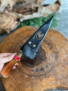 FACA PARA CHURRASCO EM DISCO DE ARADO DE 6 POLEGADAS DE LÂMINA TORCIDA COM CABO EM CHIFRE BOVINO NATURAL COM DETALHE EM RESINA VERMELHA - comprar online