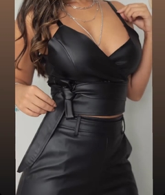 Cropped transpassado couro eco