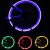 Roda de bicicleta iluminada com luzes LED em várias cores, incluindo roxo, verde, vermelho e amarelo.