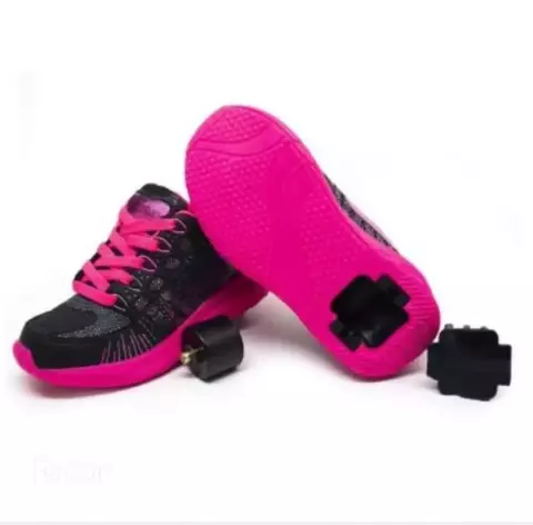 Imagem de tênis sapatilhas de patins infantis, com cores vibrantes em preto e rosa, destacando a sola e os rodízios removíveis.