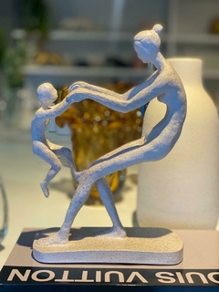 ESCULTURA MAE E FILHO AREIA - comprar online