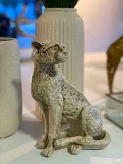 ESCULTURA LEOPARDO PALHA 20x15cm - Artes de Minas