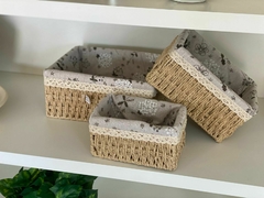 CESTO RETANGULAR PALHA NATURAL COM TECIDO ESTAMPA TAM G 26X20cm na internet