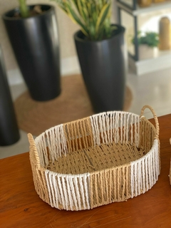 CESTO OVAL PALHA NATURAL BRANCO E CRU TAM G - comprar online