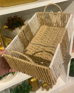 CESTO RETANGULAR PALHA NATURAL BRANCO E CRU TAM G 31x20cm - comprar online