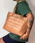 Bolsa Puffer Tote Bege Matelassê com Zíper Pacta na internet