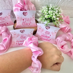 SCRUNCHIES DE CETIM COM NA CAIXINHA - DIA DAS MÃES -20 unidades na internet