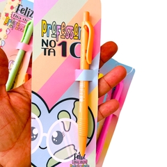 CANETA PERFUMADA COM CARD: DIA DOS PROFESSORES -  PAPELARIA PERSONALIZADA - AMORCOMDETALHES