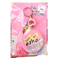 LEMBRANCINHA DIA DOS PROFESSORES - CHAVEIROS GENTE QUE AMA ENSINAR -  PAPELARIA PERSONALIZADA - AMORCOMDETALHES