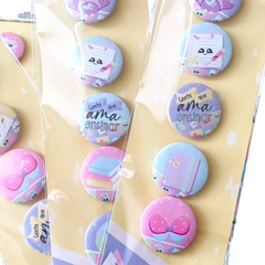 LEMBRANCINHA DIA DOS PROFESSORES - BUTTONS ALFINETES -  PAPELARIA PERSONALIZADA - AMORCOMDETALHES