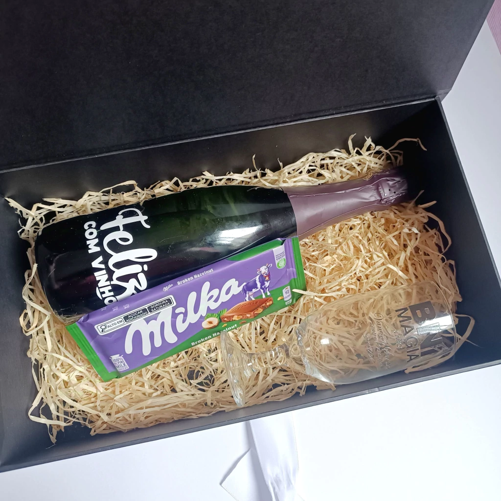 Caixa cartonada com mini vinho