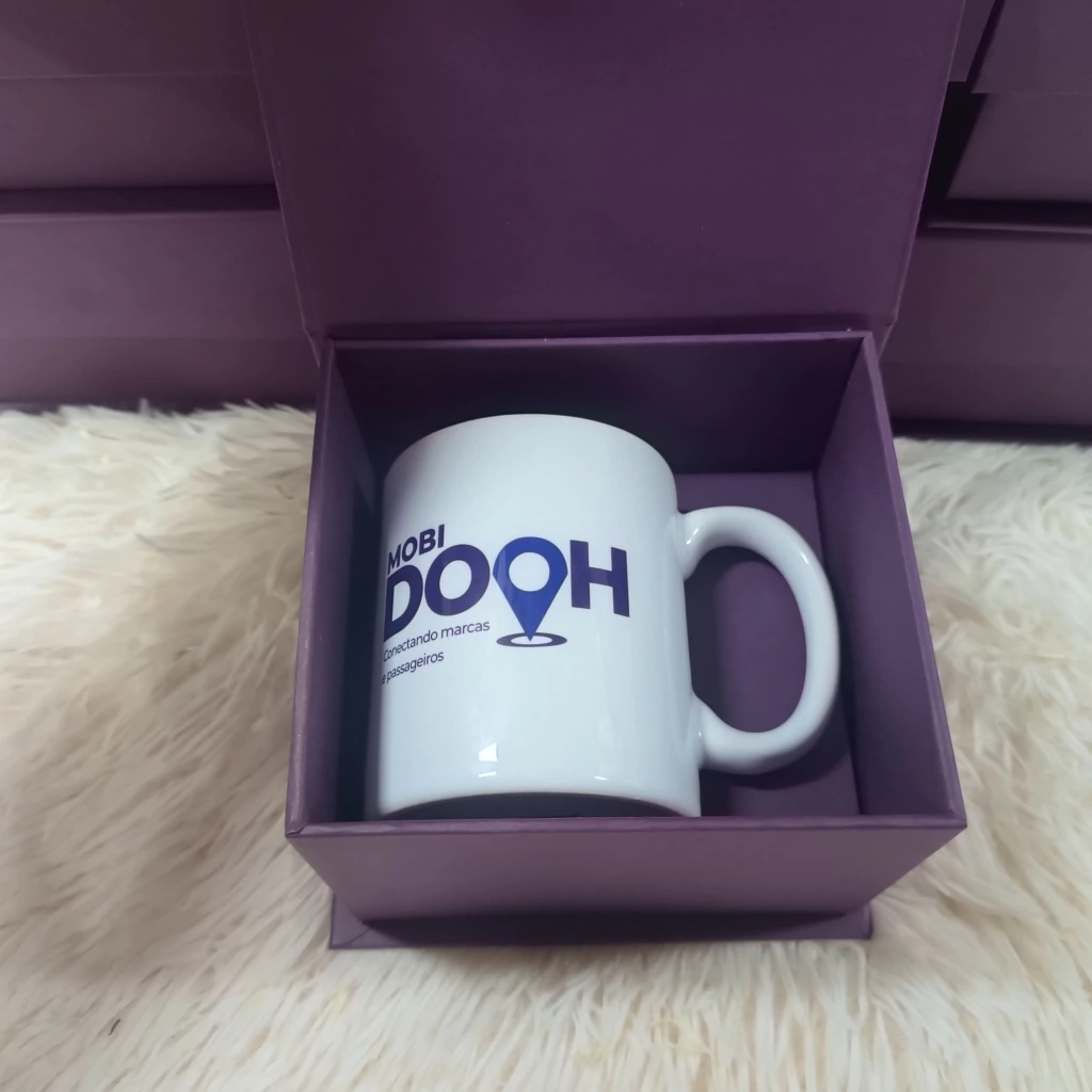 Caixa cartonada com caneca de porcelana