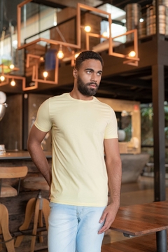 CAMISETA BÁSICA GOLA REDONDA LISA AMARELO CLARO - comprar online